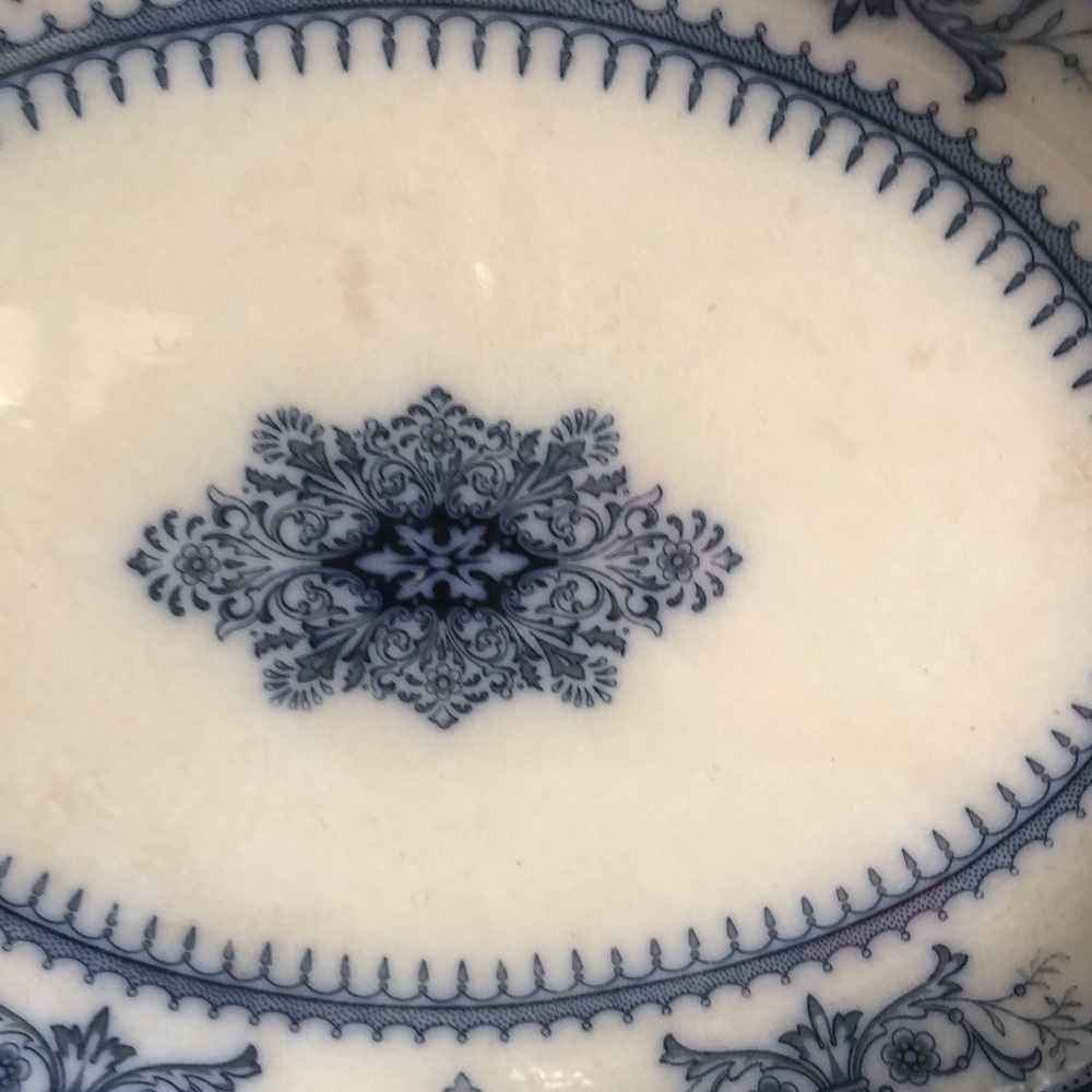 Vintage Leicester platter from prior to 1960. One chip as shown in pictures. - Picture 5 of 9